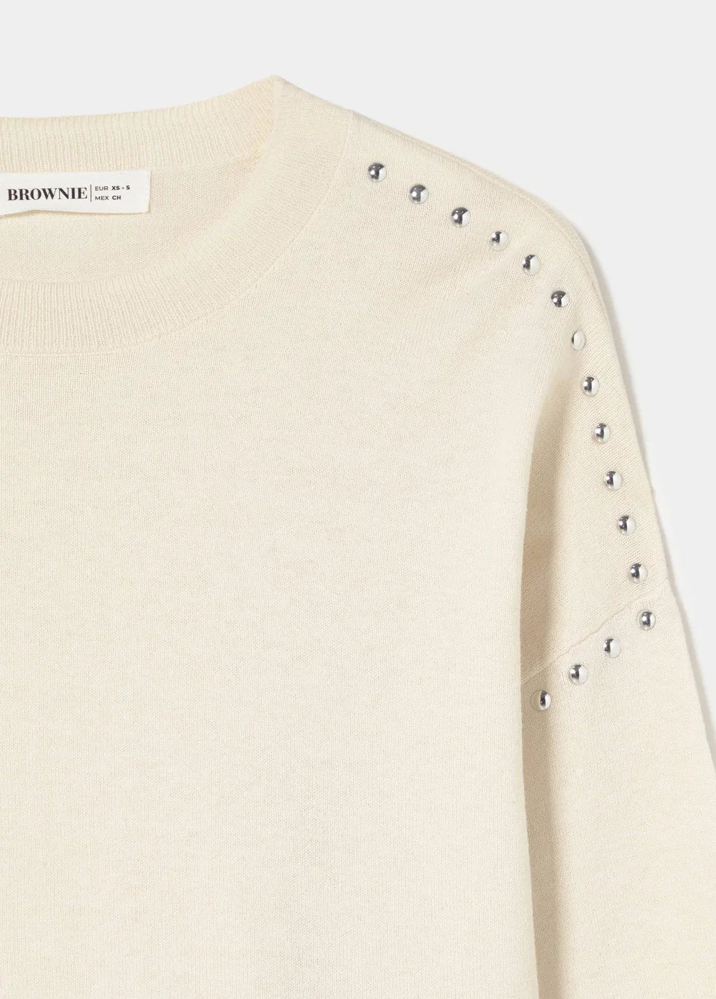 סוודר קרם עם ניטים כסופים על הכתף, אופנה לנשים מבית CHOZEN