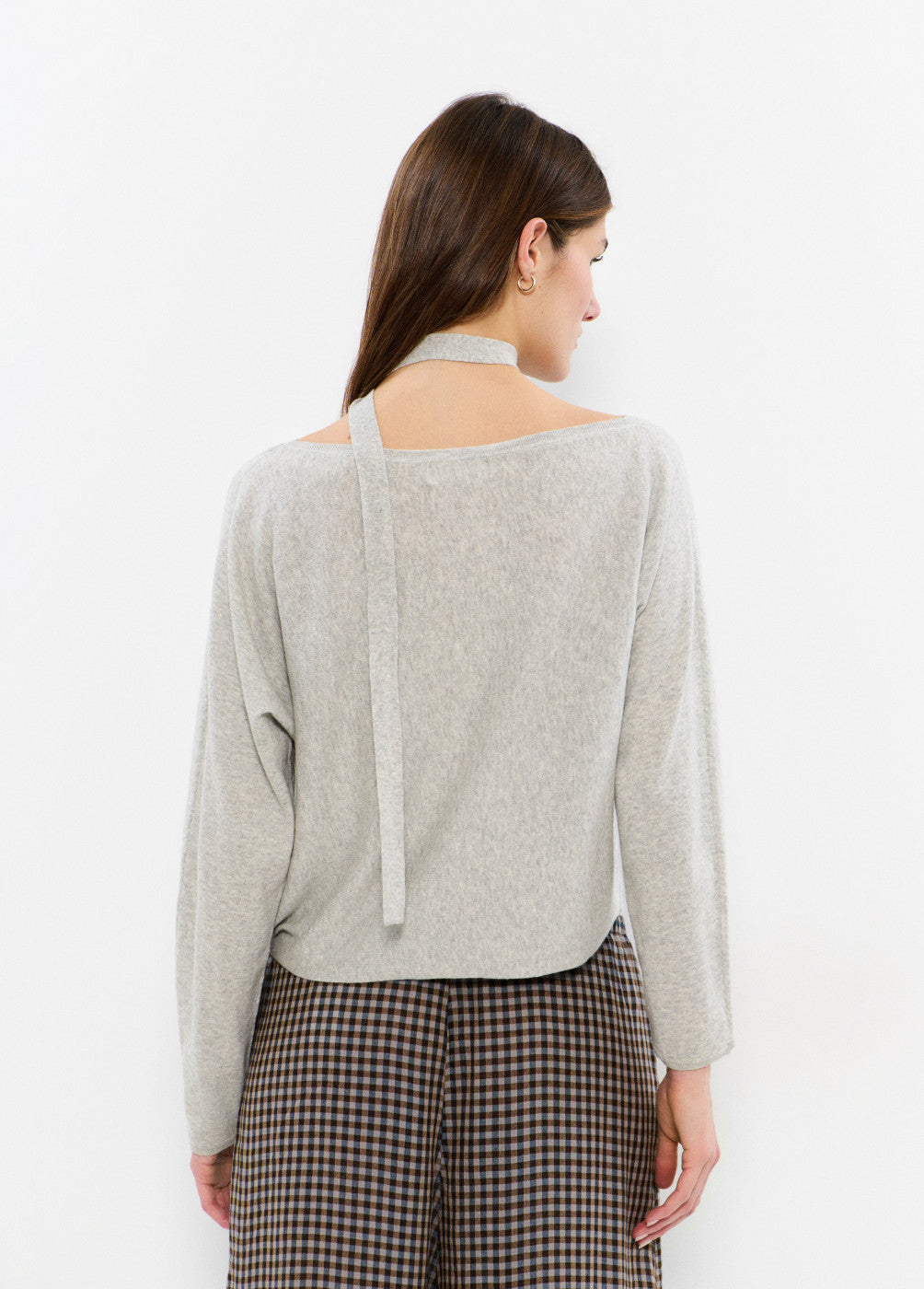 חולצת נשים אפורה עם שרוך בצוואר, שרוולים ארוכים, גזרה נינוחה, מכנס משובץ