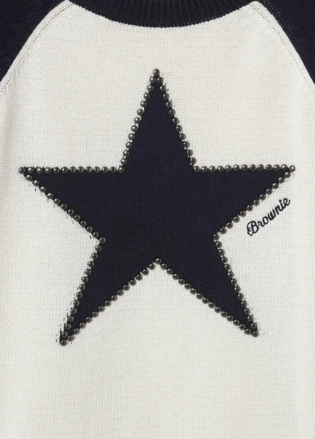 סריג נשים של CHOZEN בצבע שמנת עם כוכב שחור ומסמרים לקישוט, עיצוב אופנתי מבית המותגים המובילים