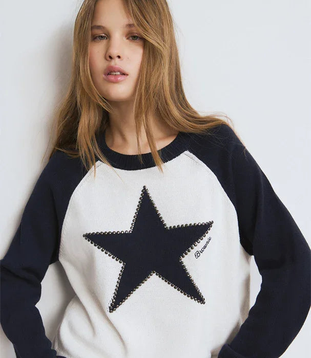 דוגמנית לובשת סווטשירט אופנתי לנשים בצבע שחור לבן עם כוכב שחור, מותג CHOZEN