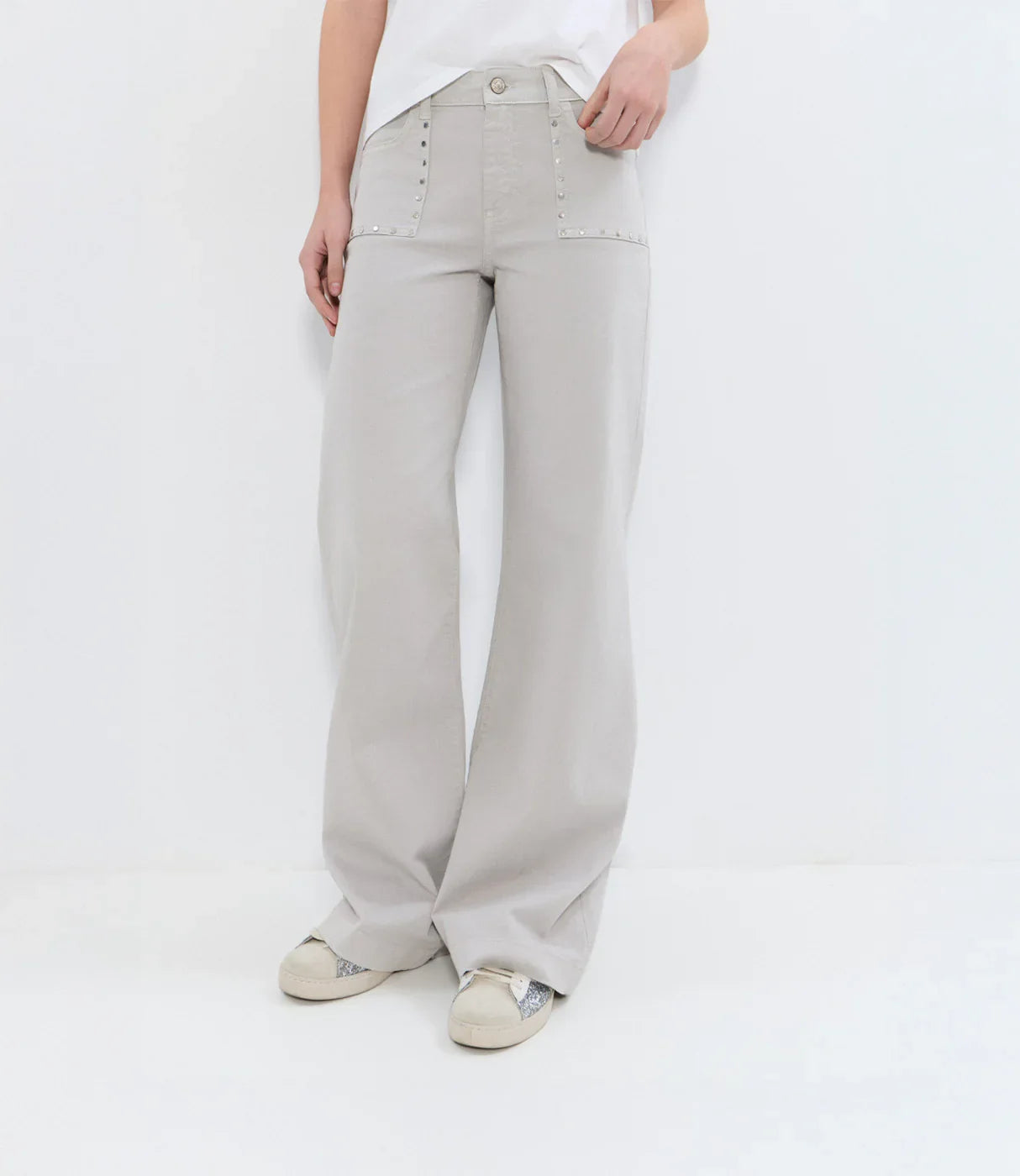 מכנסיים אפורים רחבים עם כפתורים בולטים, סטייל קז'ואל לאישה