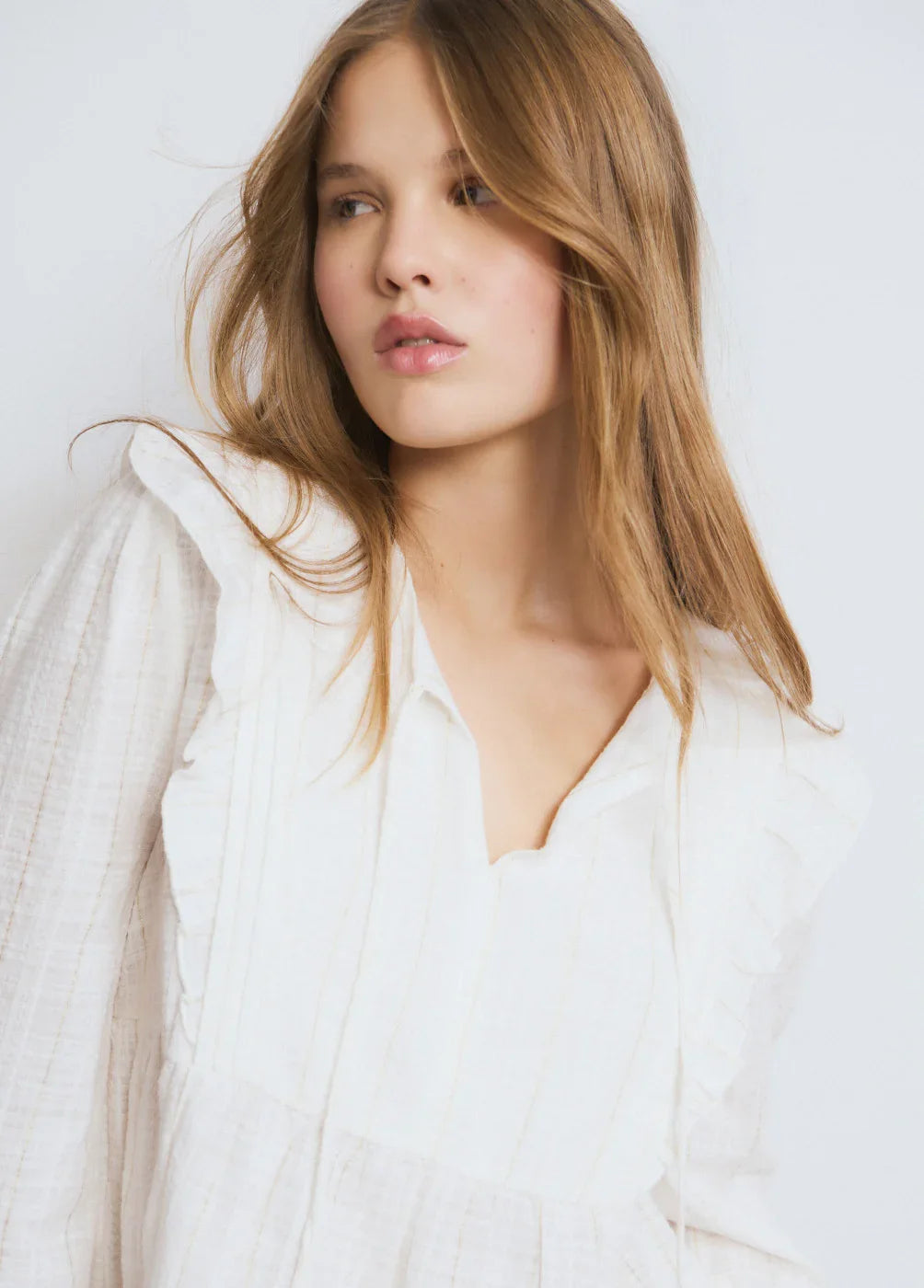 אופנה נשים חולצה לבנה עם בד מרקם, צילום סטודיו לקבוצת אלפא, CHOZEN מותגים מובילים