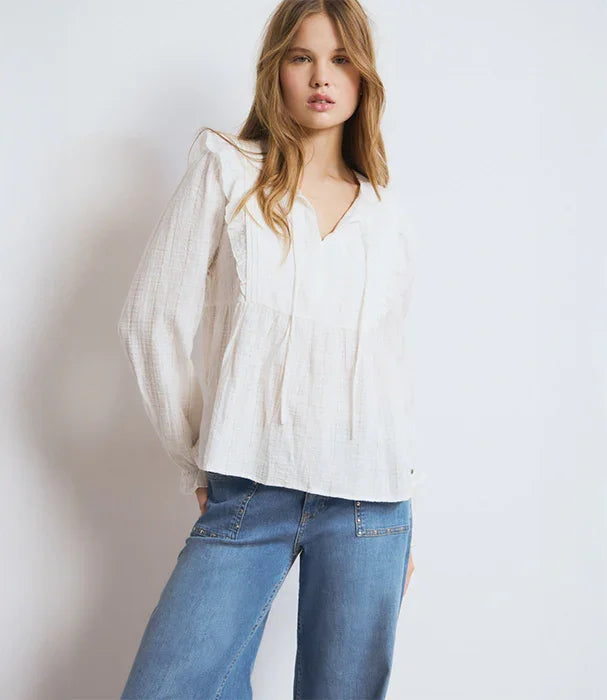 אישה עם חולצה לבנה קלאסית ומכנסי ג'ינס, אופנה עדכנית CHOZEN מבית קבוצת אלפא