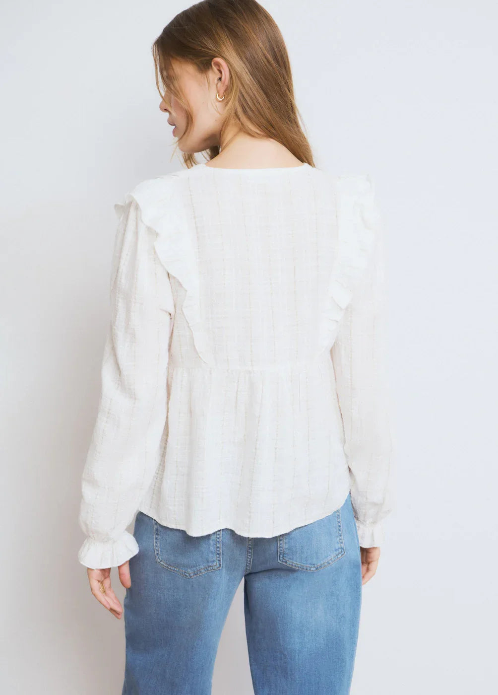 חולצת נשים לבנה עם שרוולים ארוכים ופרטים של קשירה, על דוגמנית, CHOZEN