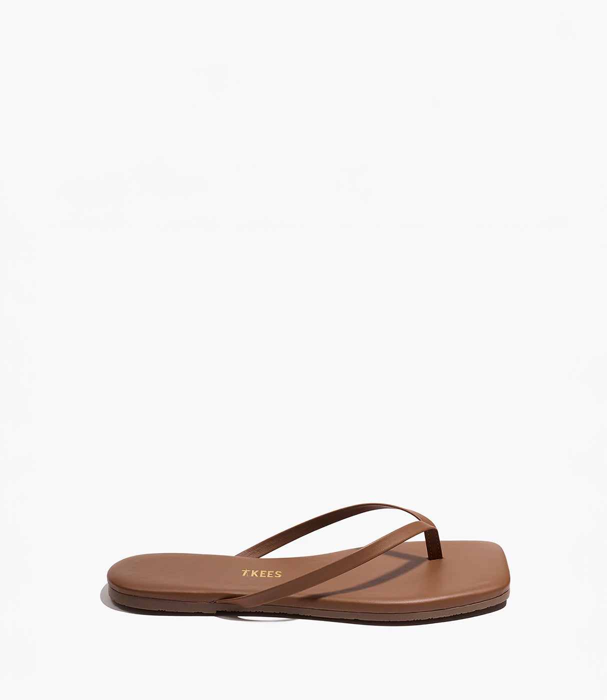 כפכף אצבע שטוח חום לנשים, עיצוב מינימליסטי ובסיס מרובע