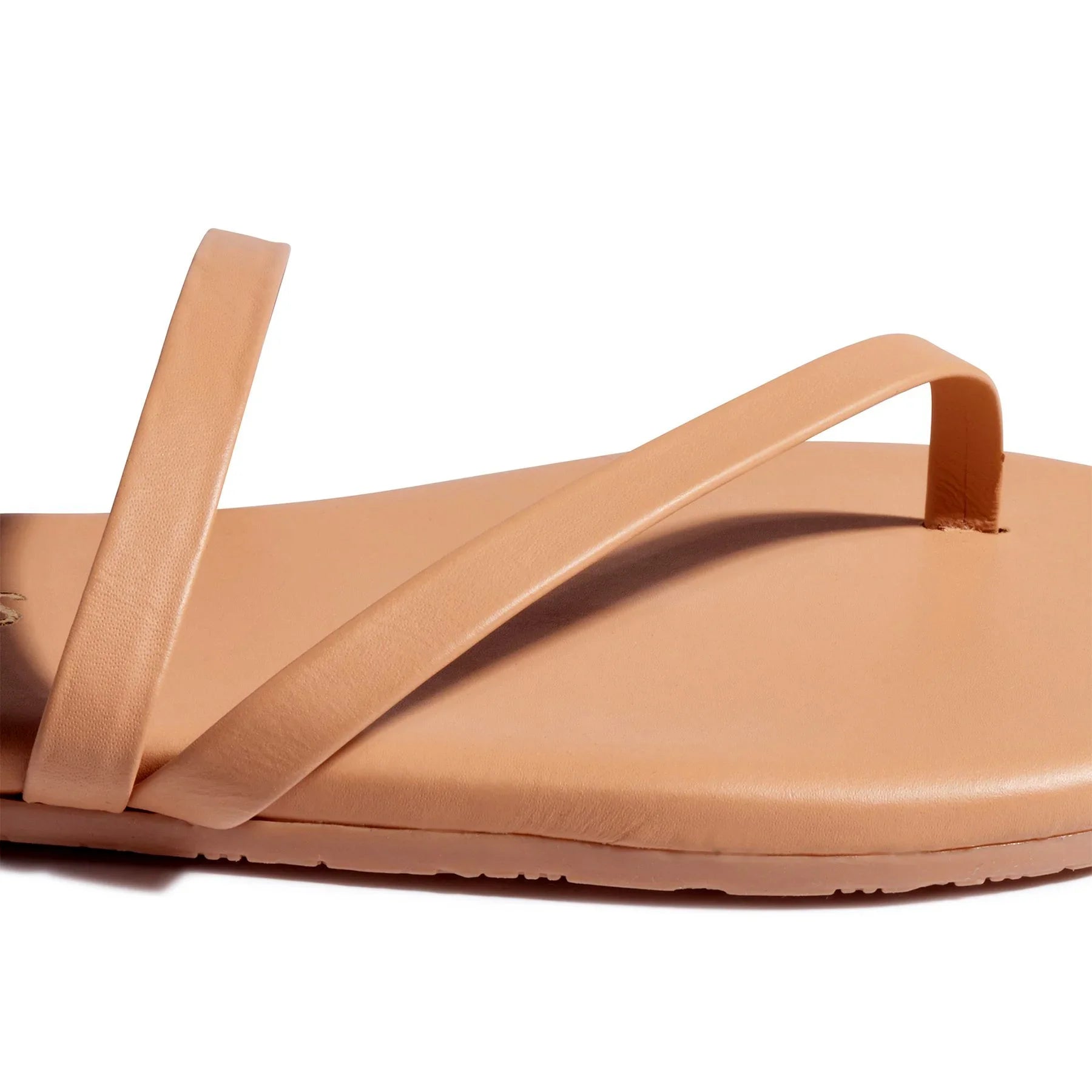 סנדל עור שטוח בצבע בז' עם שני רצועות, מבית CHOZEN, יבואן קבוצת אלפא