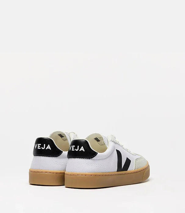 סניקרס Veja לבן לגברים עם סוליה חומה ולוגו שחור, נעלי מותג יוקרתיות ב-CHOZEN