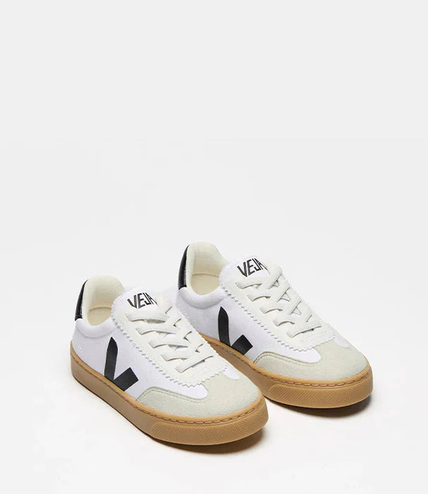 סניקרס Veja לבנות עם סוליה חומה וסמל שחור, מותג מוביל ב-CHOZEN