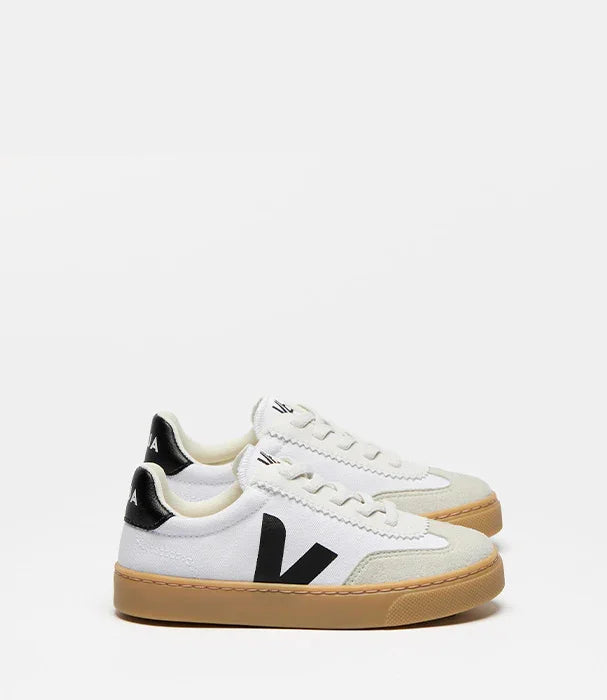 סניקרס Veja לבנות עם סוליה חומה ולוגו שחור, אופנה יוקרתית ב-CHOZEN