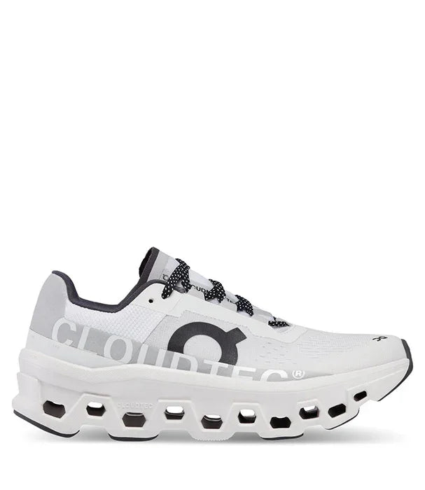 נעל סניקרס לבנה On Cloudmonster עם סוליה מוגבהת בעיצוב ייחודי, משווקת ב-CHOZEN