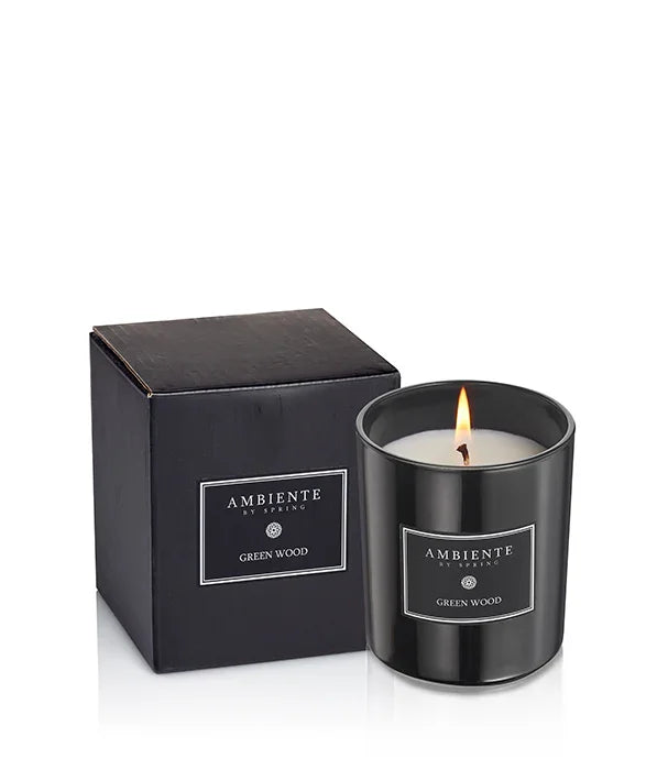 נר ריחני בעיצוב שחור מהודר וספרינג GREEN WOOD לצד קופסה תואמת מבית CHOZEN
