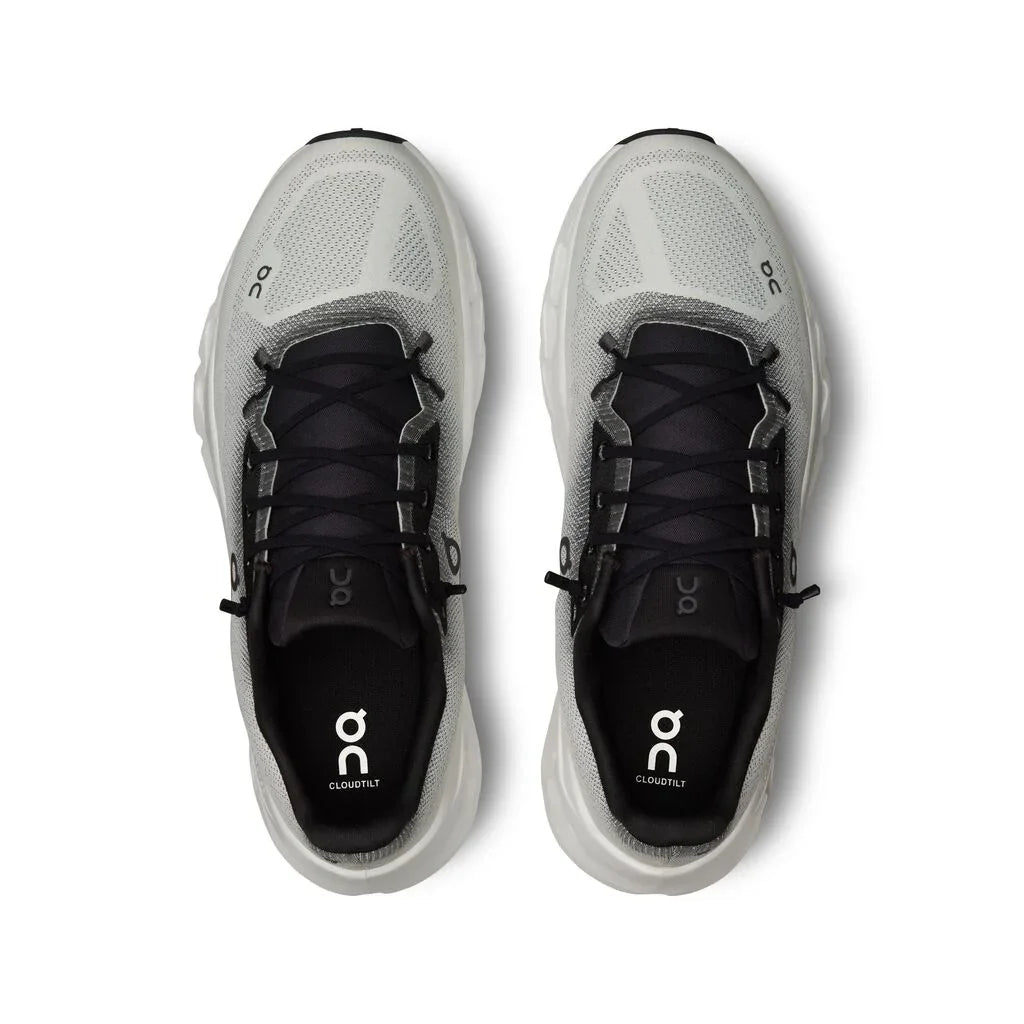 נעלי ריצה ספורט שחור לבן עם שרוכים, תצוגה עליונה על רקע לבן