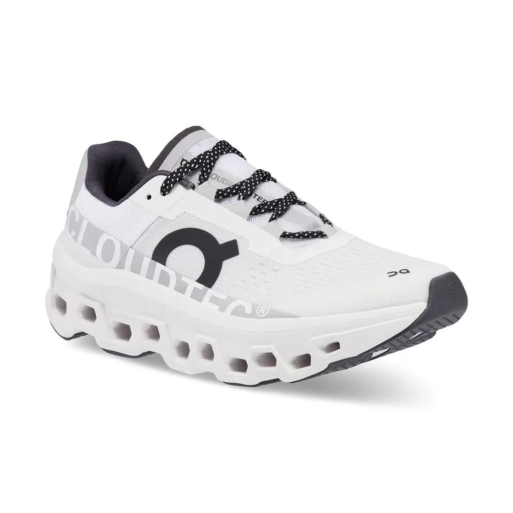 נעל ספורט לבנה דגם Cloudmonster מבית On, סוליה מתקדמת, מוצג באתר CHOZEN, קבוצת אלפא