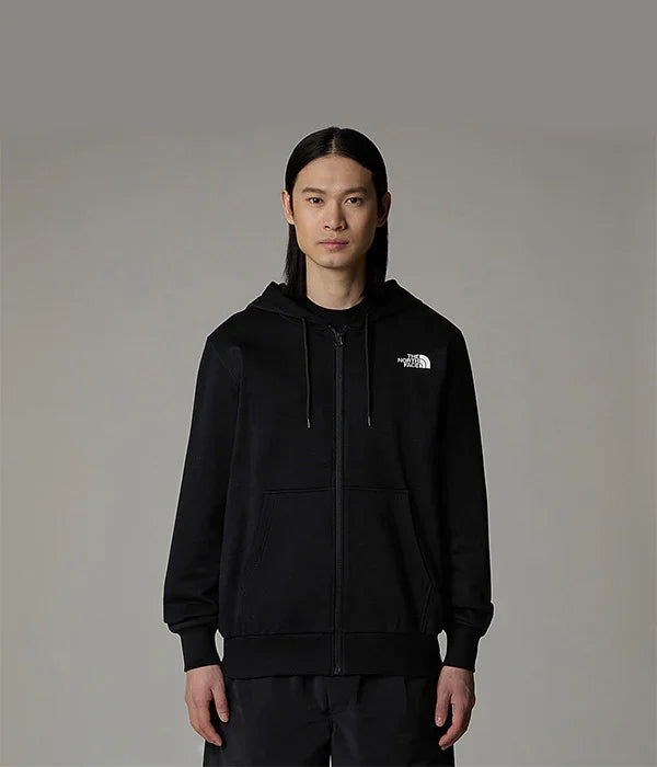 גבר עם קפוצ׳ון שחור של The North Face, אופנת רחוב יוקרתית CHOZEN