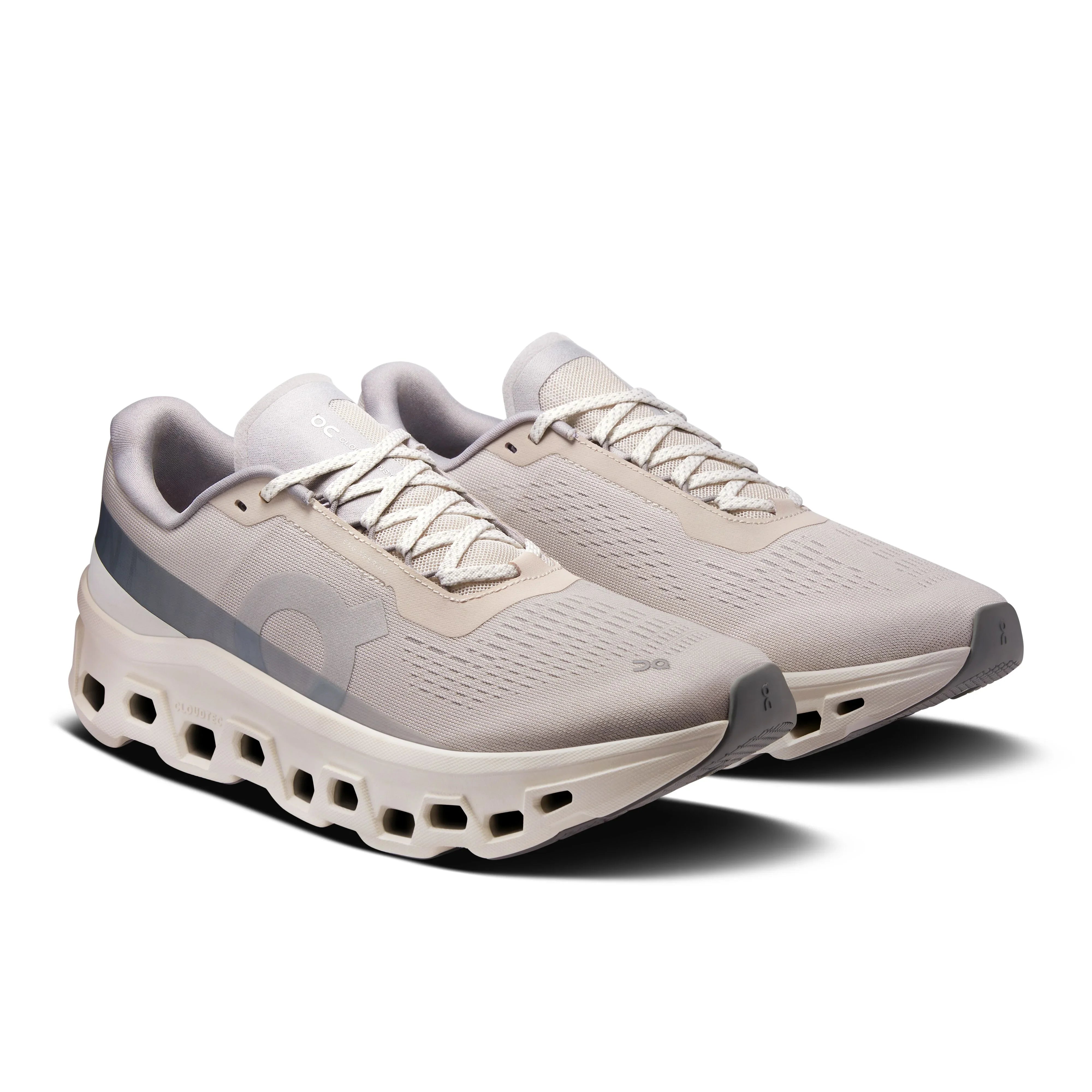 נעלי ריצה בצבע פנינה שנהב עם סוליית קצף מחוררת ועיצוב מודרני לגברים