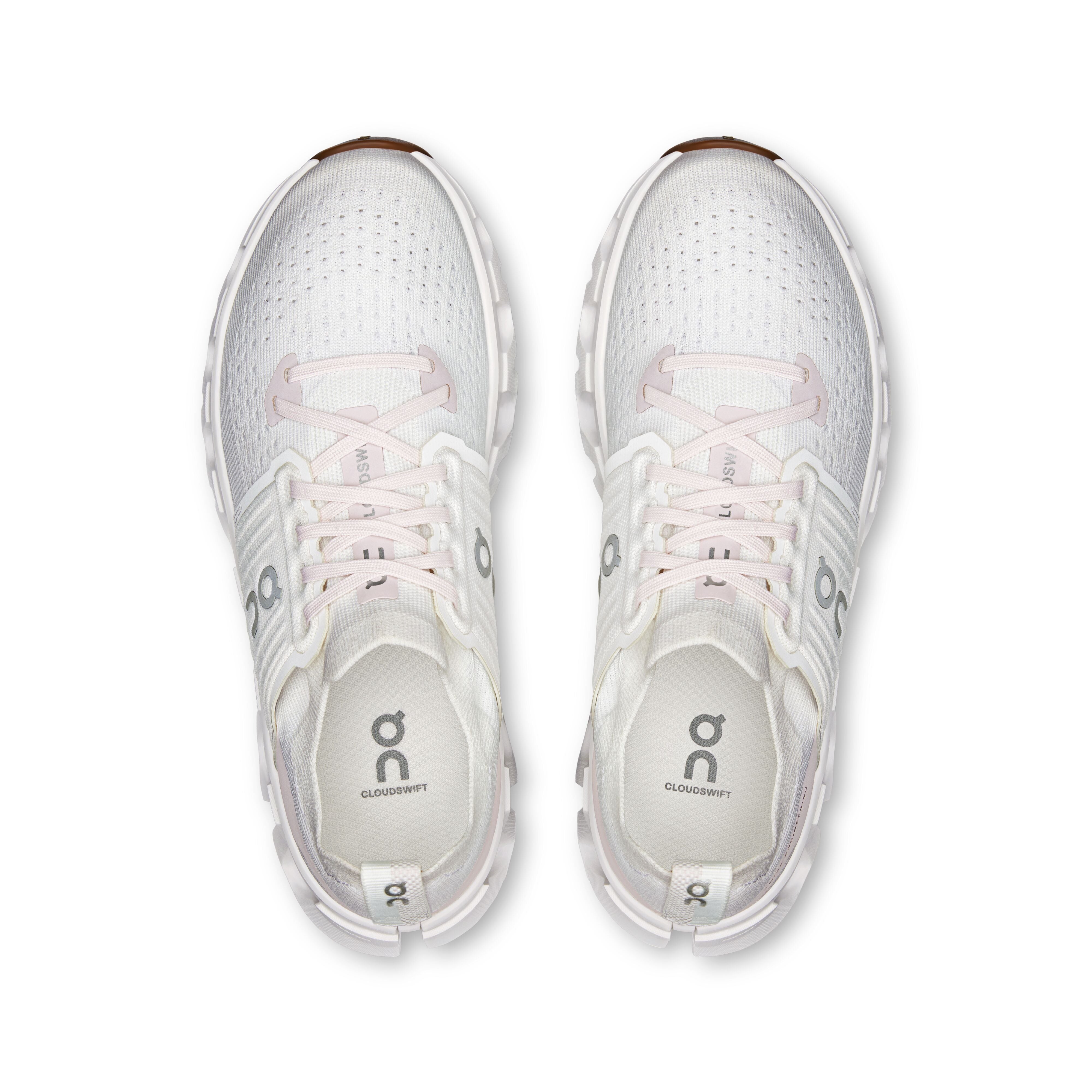 נעלי ריצה לנשים בצבע לבן עם שרוכים ורשת אוורירית, צילום מלמעלה