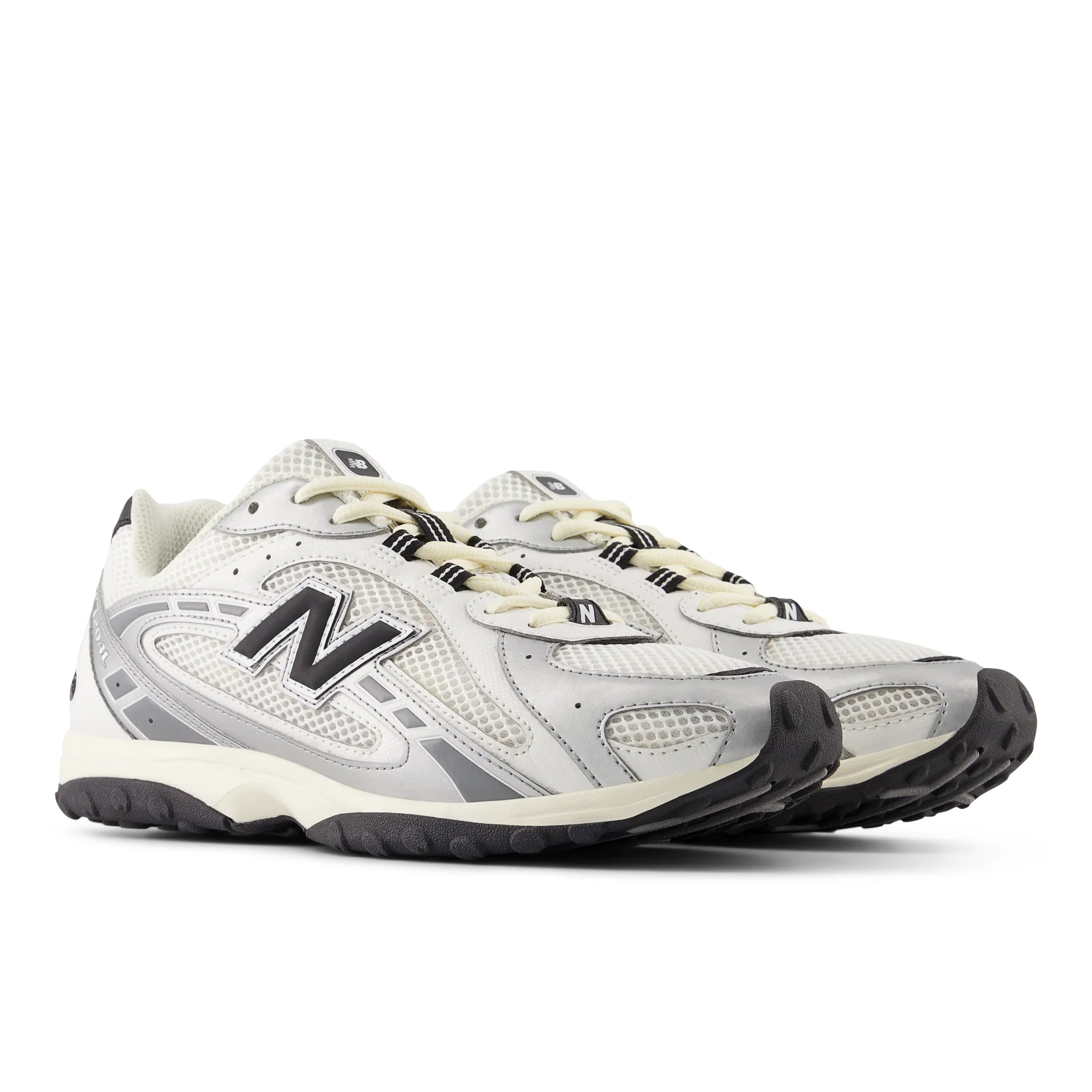 נעלי ספורט New Balance בצבע לבן ואפור, דגם עדכני על רקע לבן, קולקציית CHOZEN