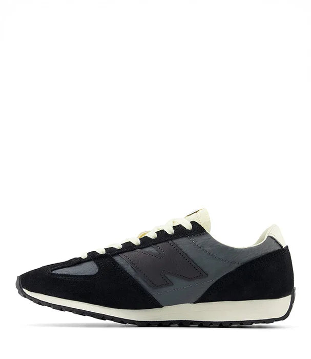 נעל ספורט גברים בצבע שחור ואפור בעיצוב קלאסי, דגם מחנות המותגים CHOZEN