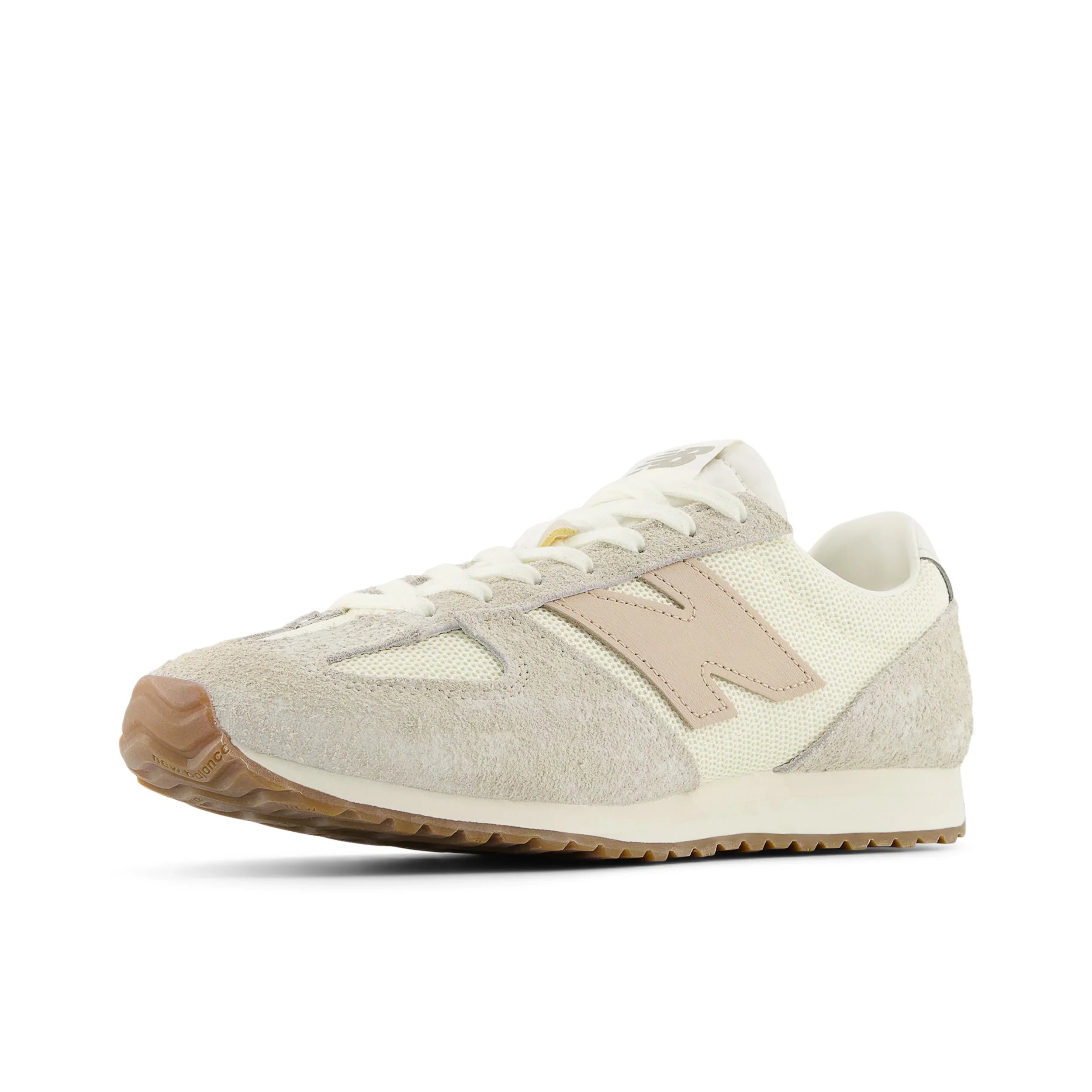 נעל ספורט אופנתית New Balance בצבע בז' בהיר על רקע לבן, ביבוא קבוצת אלפא CHOZEN