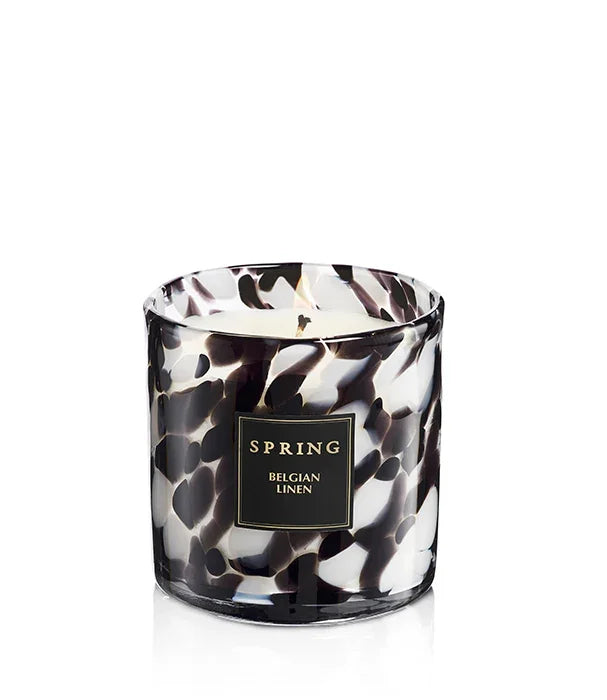 נר מעוצב בכלי זכוכית שחור-לבן, תווית SPRING BELGIAN LINEN, מוצר יוקרה באתר CHOZEN