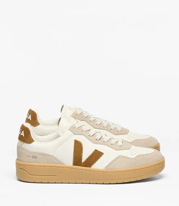 סניקרס Veja V-90 לבן וחום, עיצוב ספורטיבי אופנתי, מוצג ב-CHOZEN מותגים מובילים