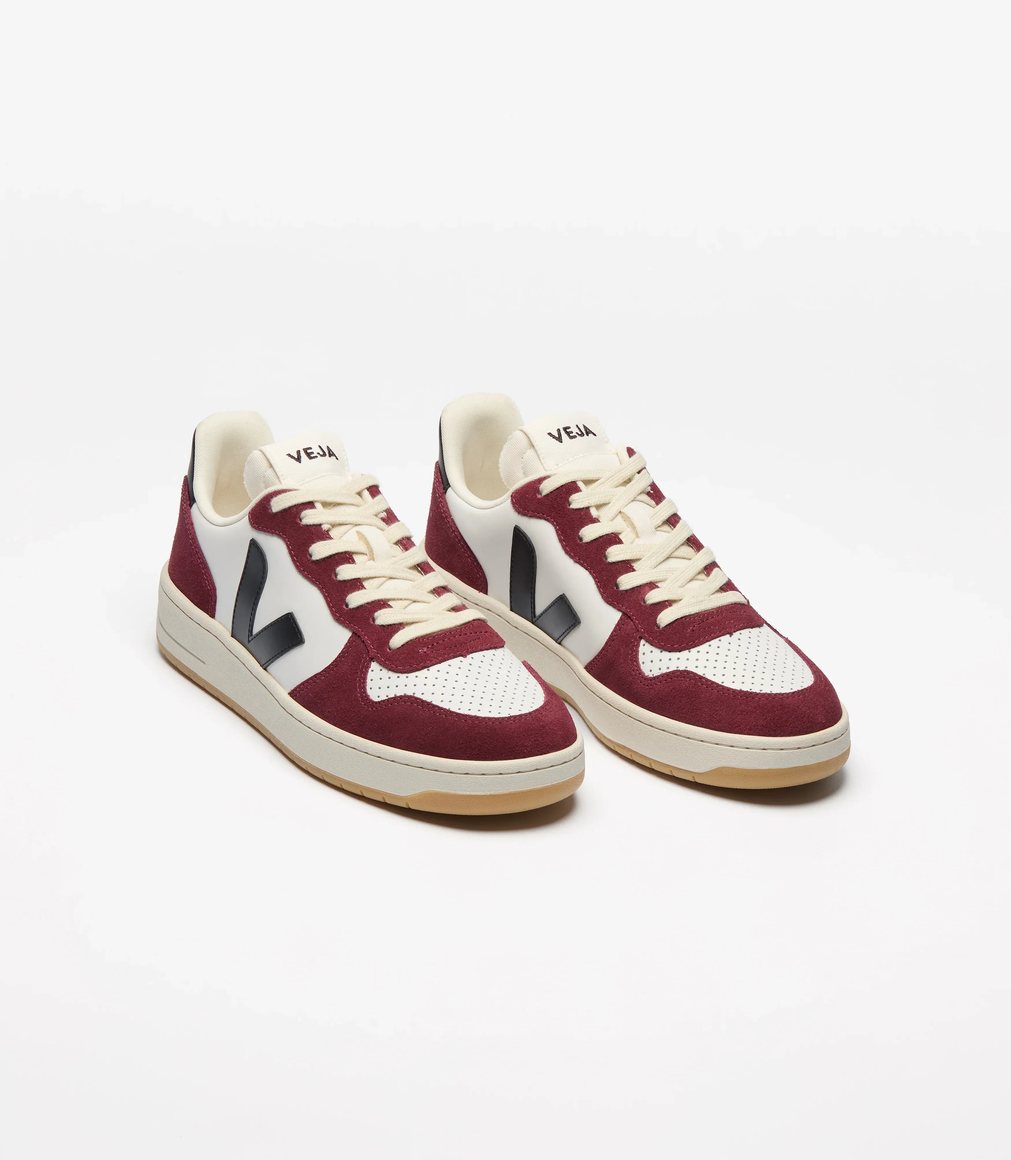 נעלי סניקרס Veja בעיצוב לבן ובורדו עם סוליה בהירה, מוצגות על רקע לבן, CHOZEN מותגים מובילים