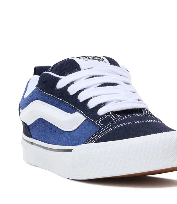 נעל ואנס סקייט בצבעי כחול ולבן, שרוכים לבנים, דגם קלאסי, ב-CHOZEN קבוצת אלפא