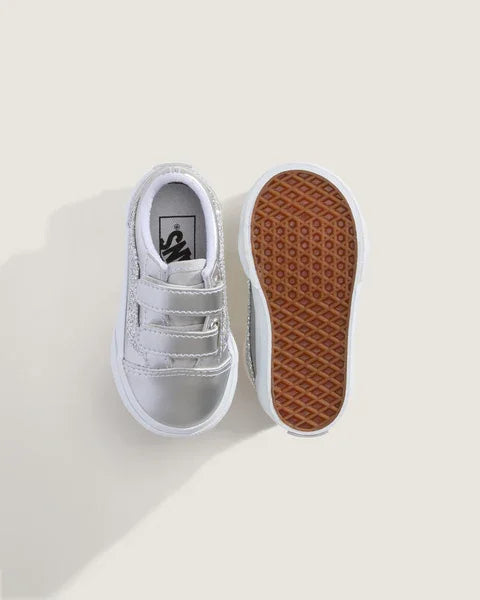 נעלי ילדים ונאס בצבע לבן עם סקוצ'ים, סוליה חומה, צילום סטודיו, קולקציה ב-CHOZEN