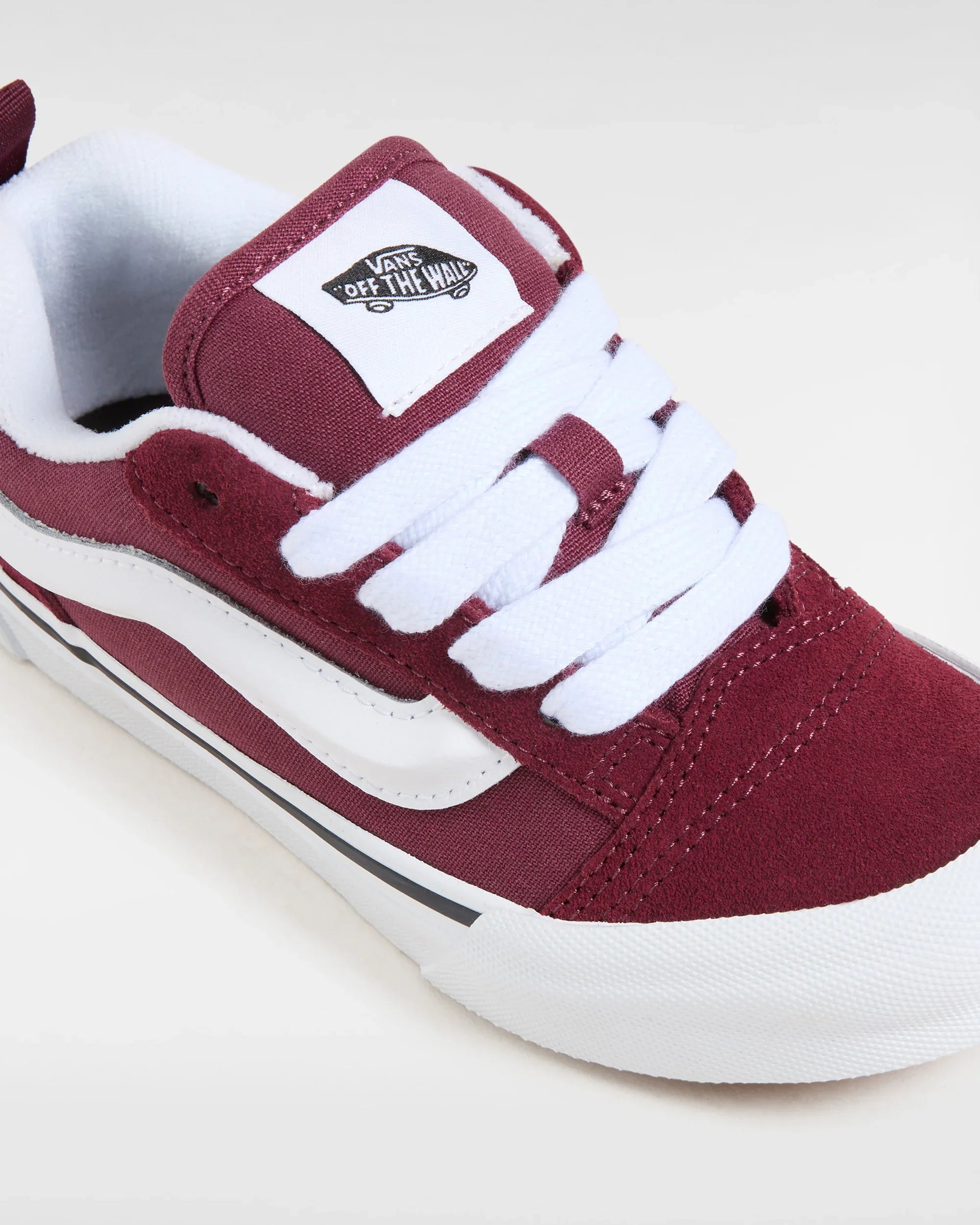 סניקרס ואנס בצבע בורדו עם לוגו, שרוכים לבנים ופס צד לבן, מבית CHOZEN