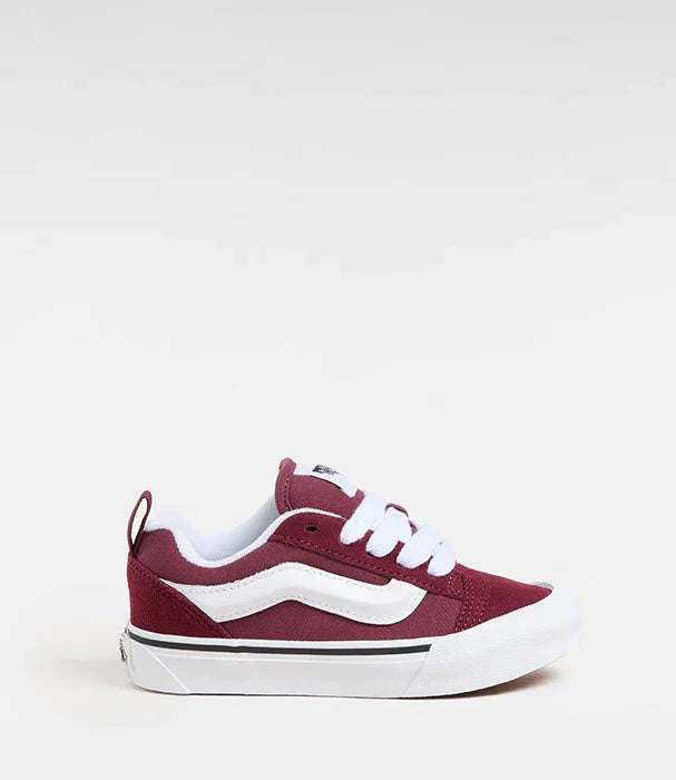 נעל סניקרס ונאס אדומה עם פס לבן ונקודות לבנות, קולקציית מותגים ב-CHOZEN