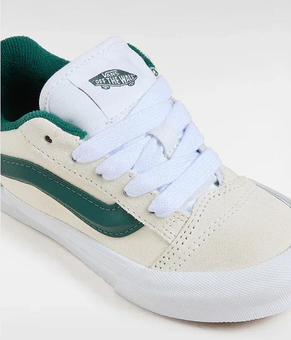 נעל סניקרס ונס לבנה עם פס ירוק, לוגו VANS, מוצג על רקע לבן באתר CHOZEN