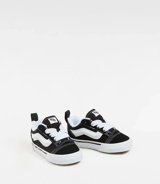 נעלי תינוקות ואנס שחורות עם פס לבן, רקע לבן, CHOZEN מותגים מובילים