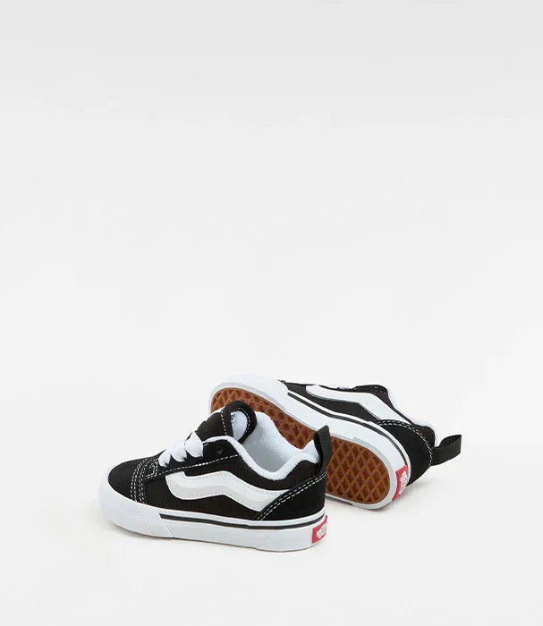נעלי ואנס ילדים שחור לבן דגם קלאסי על רקע לבן, בחנות CHOZEN מבית אלפא