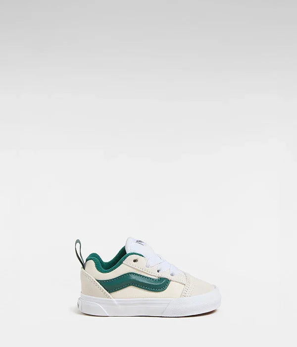 נעל סניקרס ילדים ונעלס ירוקה ולבנה, רקע לבן, מותג מוביל ב-CHOZEN