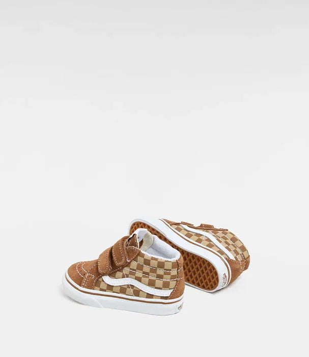 נעלי סניקרס חומות דמוי ואנס לילדים עם דוגמת משבצות, מונחות על רקע לבן, מבית CHOZEN