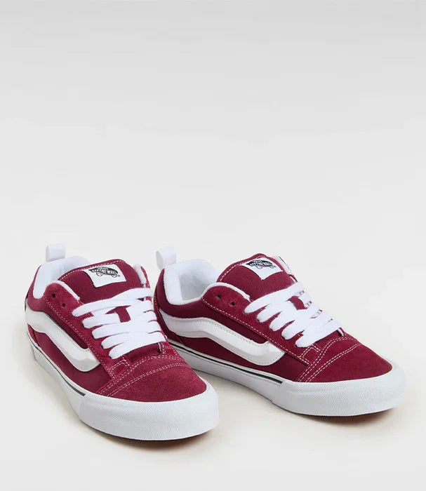 סניקרס ואנס אדומות עם פס לבן, נעלי מותג טרנדיות לגברים ונשים מבית CHOZEN