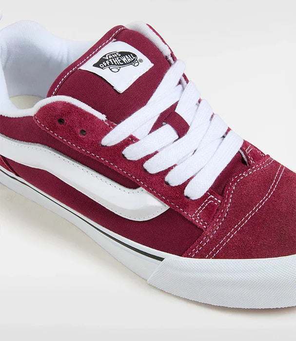 נעל סניקרס ואנס אדומה עם פס לבן, דגם קלאסי, קבוצת אלפא, מותגים מובילים ב-CHOZEN