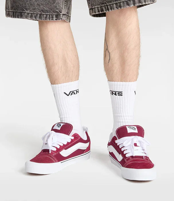 נעלי ואנס אדומות עם לוגו, גרביים לבנות ממותגות, אופנת רחוב CHOZEN