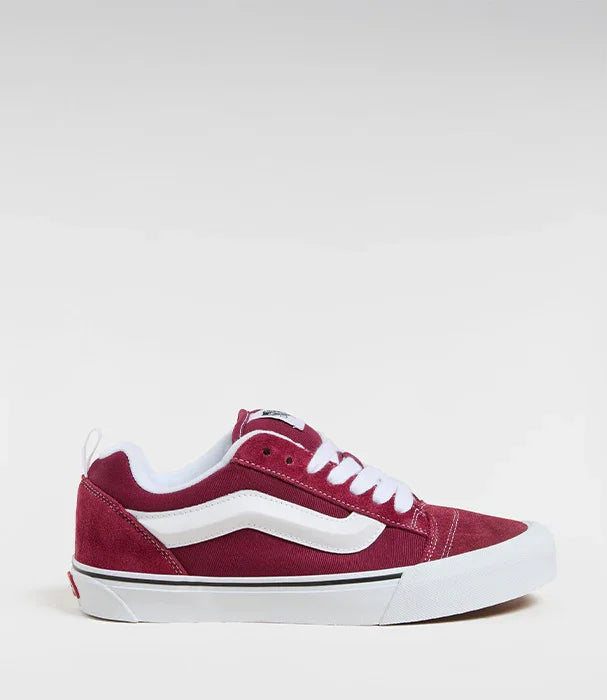 סניקרס ואנס אדומות עם לוגו לבן, דגם קלאסי לנשים ולגברים מבית CHOZEN