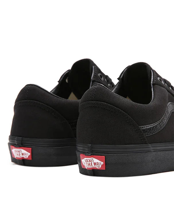 נעלי ואנס שחורות קלאסיות, לוגו Vans אדום, צילום אחורי, מבית CHOZEN מותגים מובילים