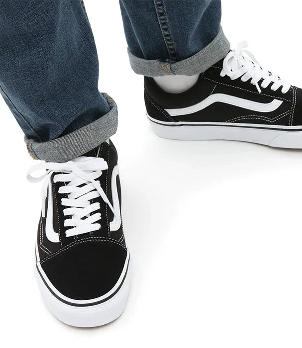 נעלי ואנס קלאסיות שחור לבן לגברים עם ג'ינס, מבחר מותגים CHOZEN