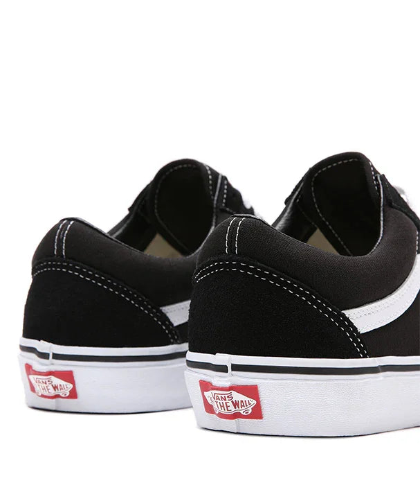 נעלי ואנס שחורות עם סוליה לבנה לוגו Vans, מותגים מובילים ב-CHOZEN קבוצת אלפא