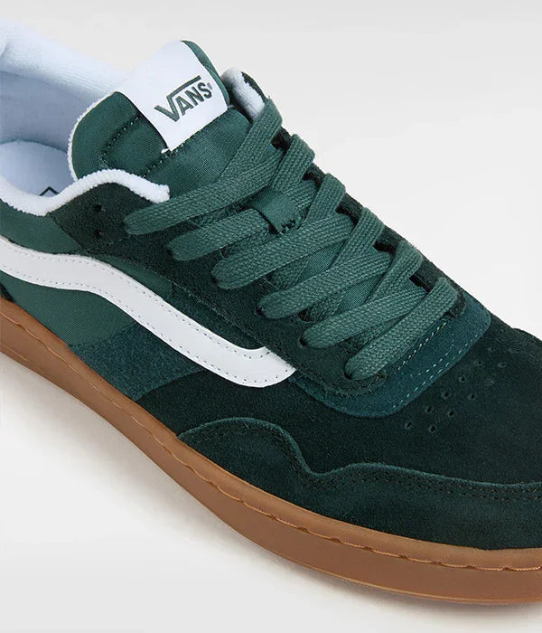 נעל ואנס ירוקה לגברים עם סוליה חומה ולוגו VANS, נמכרת ב-CHOZEN מותגים מובילים