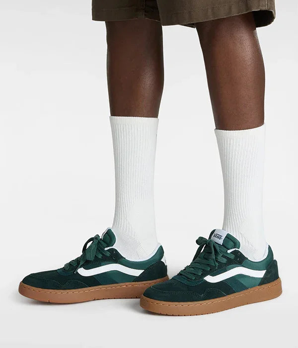 נעלי ואנס ירוקות עם סוליה חומה, גרביים לבנים, אצל דוגמן ב-CHOZEN