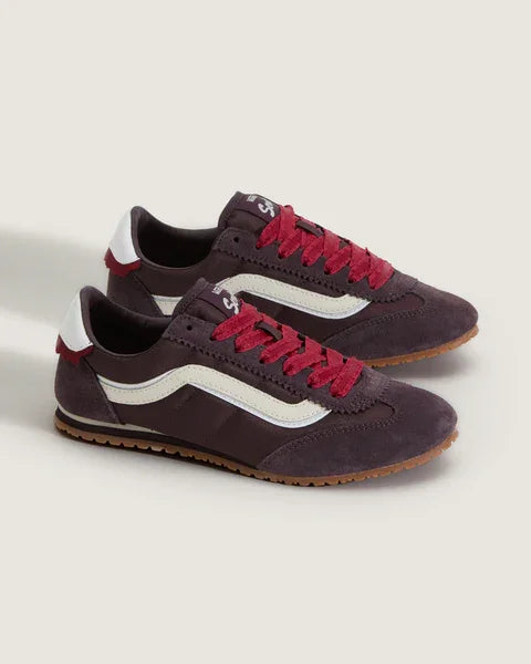 סניקרס אופנתיות בצבע סגול עם שרוכים אדומים ודיטיילים לבנים, דגם טרנדי מחנות CHOZEN