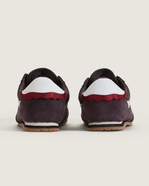 זוג נעלי סניקרס ונאס סגולות עם גימור אדום ולבן, תצוגה אחורית, מבית CHOZEN