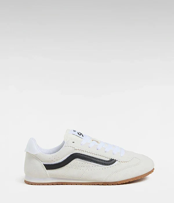 נעל ספורט לבנה עם פס שחור סוליה חומה, מבית מותגים מובילים ב-CHOZEN