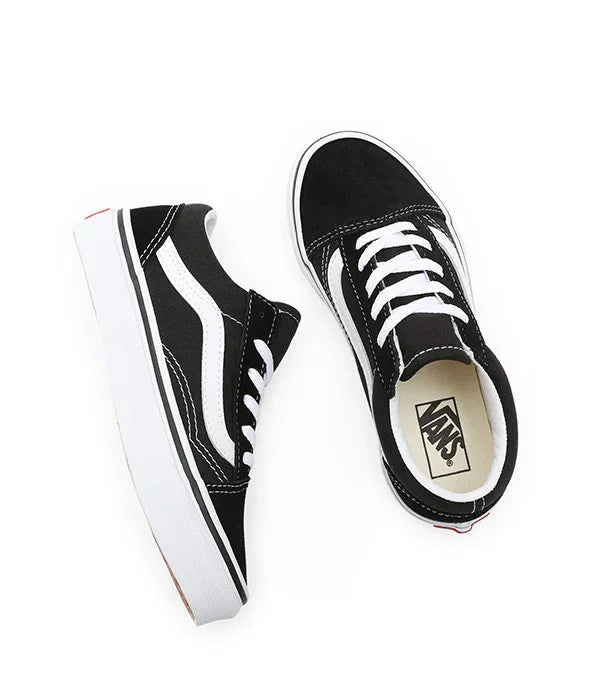 נעלי ואנס שחורות עם פס לבן, דגם קלאסי, על רקע לבן, מותגי CHOZEN