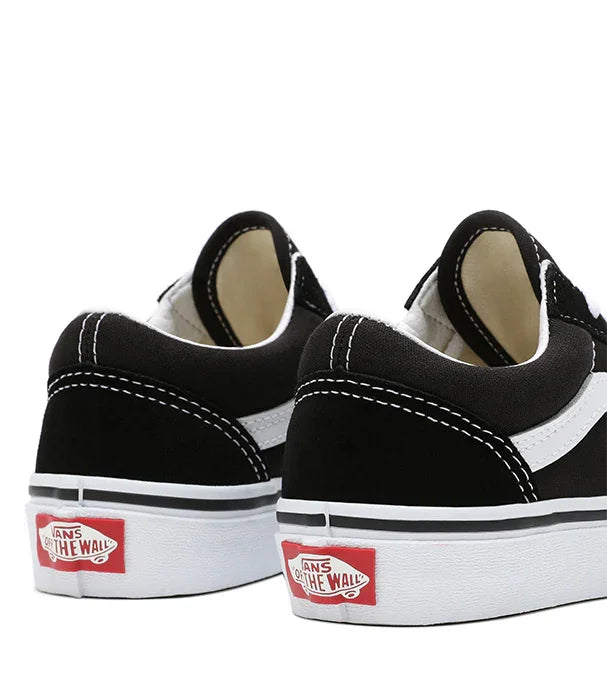 סניקרס ואנס שחור-לבן לנוער עם סוליה לבנה, לוגו Vans Off The Wall בולט, מבית CHOZEN