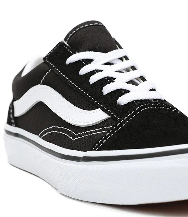 נעל ונאס שחורה עם פס לבן, שרוך לבן, אופנת סניקרס CHOZEN, קולקציית מותגים מובילים